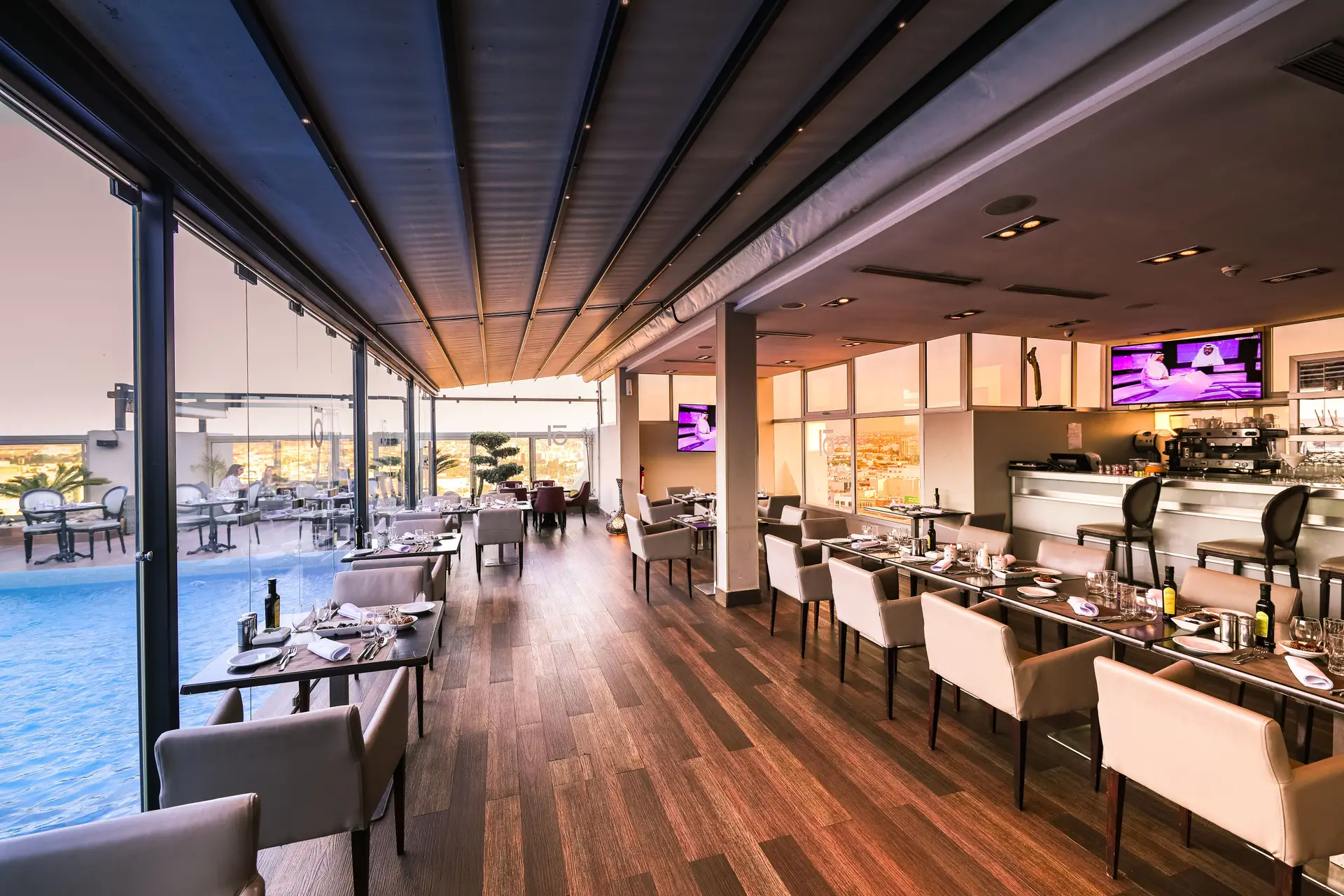 Vesisa Hotelhaven Luxury Dining and Poolside